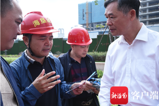省社保服務中心工傷處二級調研員黃煜陽（右）現場解答工傷問題。海南省社會保障研究會供圖