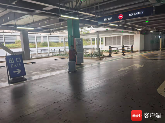 指示牌與地面標線不符。記者 王天宇 攝