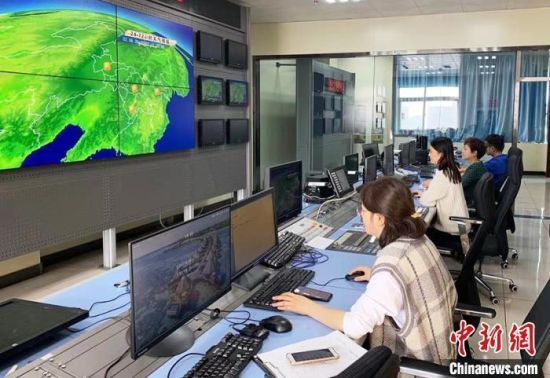 資料圖：2021年春節(jié)期間，氣象工作者將堅守崗位。張曉霞 攝