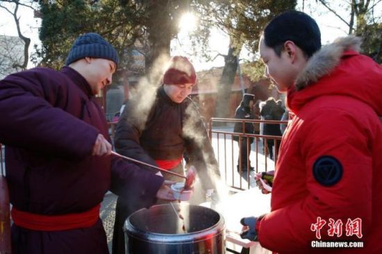 資料圖：臘八節(jié)當(dāng)日，雍和宮的工作人員熬制臘八粥免費(fèi)發(fā)放。中新社記者 韓海丹 攝