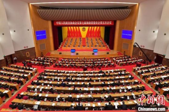  海南省政協(xié)七屆五次會(huì)議1月23日在�？陂]幕�！●樤骑w　攝