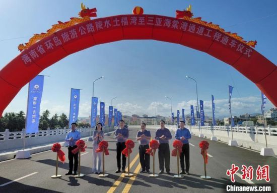 通車儀式現(xiàn)場。王曉斌 攝