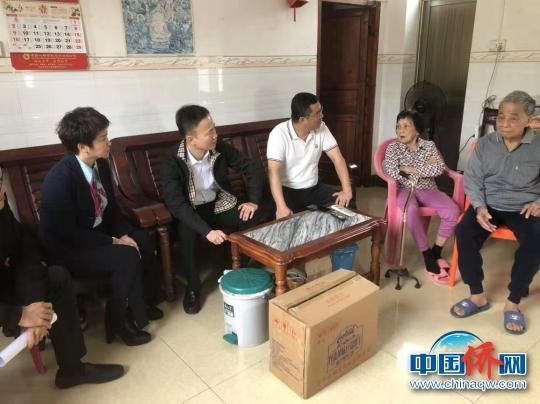 瓊海市僑聯(lián)慰問組在中原鎮(zhèn)邁湯村慰問新加坡歸僑。劉裕鴻 攝