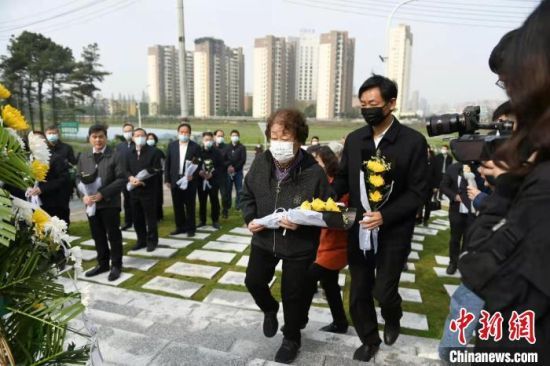  袁隆平夫人鄧則(左)獻(xiàn)花�！钊A峰　攝