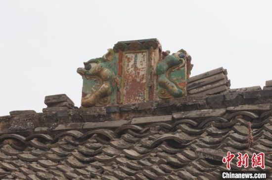 民間古建愛好者唐大華于2011年在福源院拍攝的西配殿琉璃脊飾。　唐大華　攝　