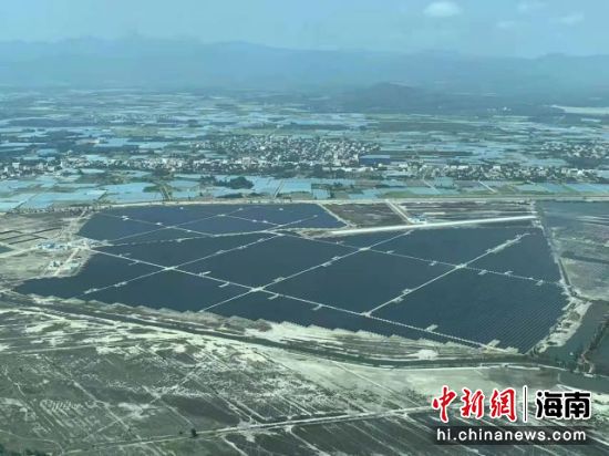 �？啬茉代L歌海鹽場100MW光伏項(xiàng)目全容量并網(wǎng)。海南控股供圖