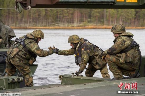 資料圖：北大西洋公約組織在挪威及其周邊地區(qū)舉行聯(lián)合軍事演習(xí)。圖為德軍工程營士兵在河道上架設(shè)浮橋。