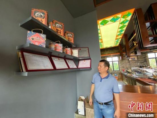 徐世炳介紹福山咖啡焙炒技藝入選海南省第五批省級(jí)非物質(zhì)文化遺產(chǎn)代表性項(xiàng)目名錄�！》钊� 攝 　