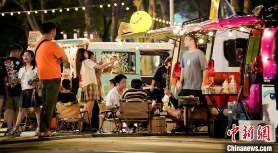 圖為�？谌赵聫V場夜集市。　�？谑新梦木止﹫D