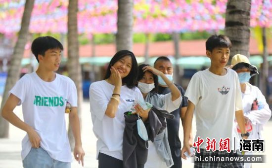 假期在三亞游覽觀光的游客。陳文武攝