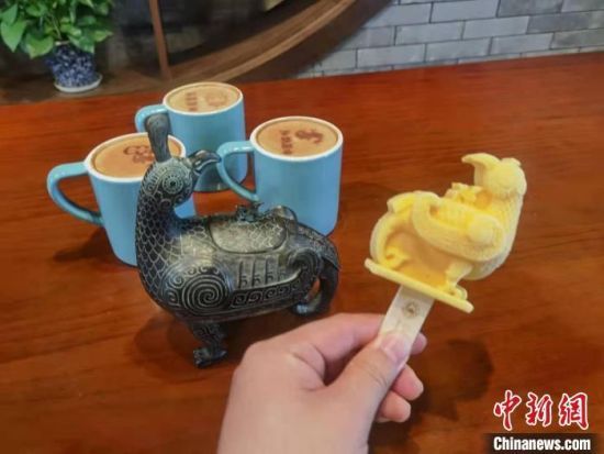 資料圖：山西博物院鎮(zhèn)館之寶造型的“鳥尊”雪糕，旁邊為鳥尊青銅器模型�！『� 攝