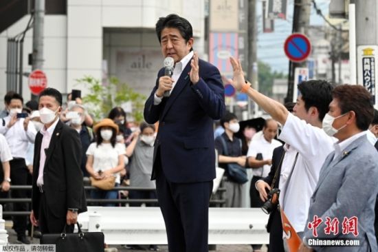 當(dāng)?shù)貢r(shí)間7月8日，日本前首相安倍在奈良市進(jìn)行演講時(shí)遭到槍擊。日媒稱，嫌疑人已被警方控制。圖為日本前首相安倍晉三在遭遇槍擊前，正在進(jìn)行街頭演講。圖片來(lái)源：視覺(jué)中國(guó)