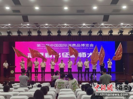 誓師大會(huì)上，與會(huì)領(lǐng)導(dǎo)為各志愿服務(wù)隊(duì)授旗。符宇群攝
