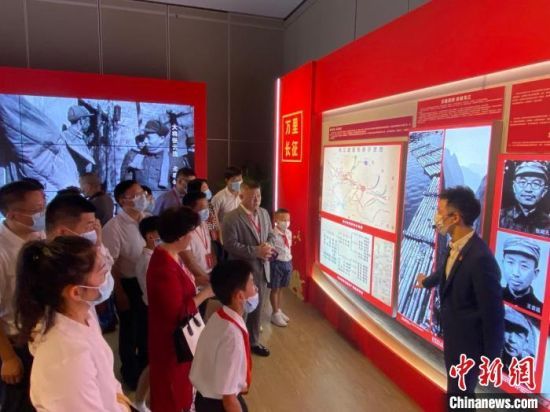 民眾觀看張?jiān)埔荽髮⒄Q辰130周年紀(jì)念展�！》钊骸z