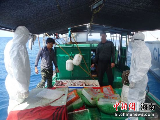 海警執(zhí)法人員查獲的涉嫌非法捕撈作業(yè)船只