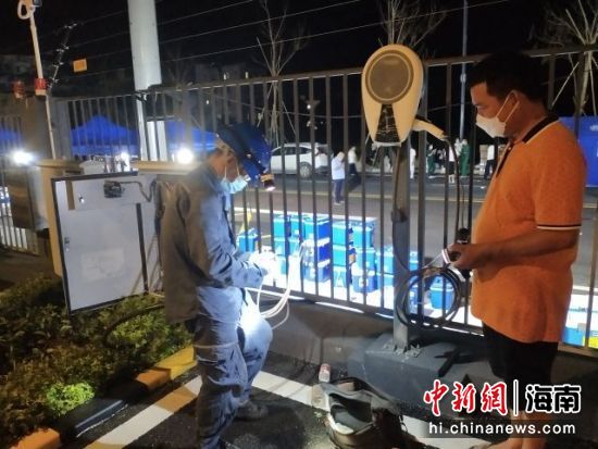 三亞供電局崖州供電所組織人員為核酸檢測點開展電源接入，同時對重要防疫機構(gòu)開展用電檢查工作。三亞供電局供圖
