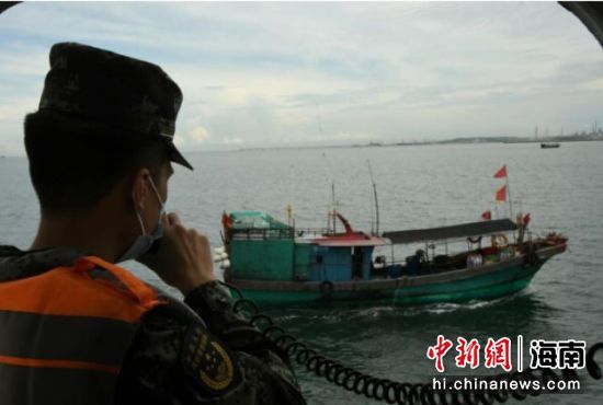 海警人員利用高音喇叭對過往船只進行防疫政策宣傳。海南海警供圖