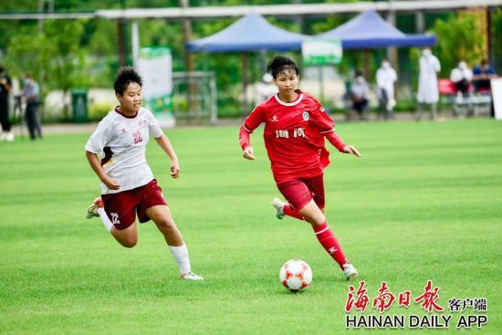 圖為瓊中女足球員在比賽中。