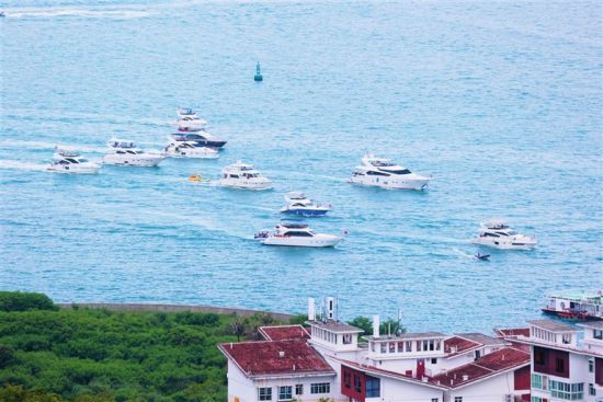 7月16日，三亞灣海域，游客乘坐游艇出海游玩。記者陳聰聰攝