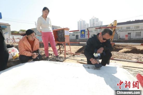 圖為工作人員對碑刻進行拓印�！∩螨R 攝