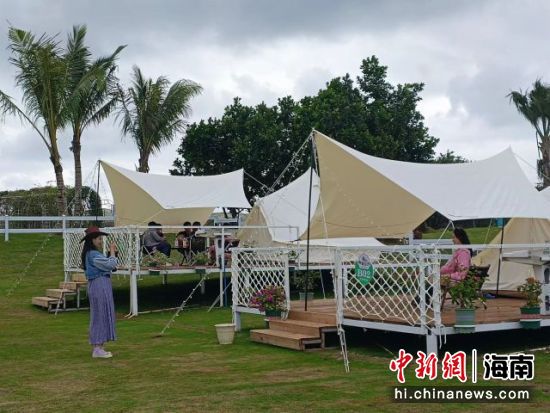 11月5日，“星辰大海 暢游瓊島”海南游學(xué)旅游推廣活動之海南學(xué)子露營活動在�？谧韾刍ㄌ镙p奢露營地正式啟動，圖為游客體驗休閑露營活動。張月和 攝