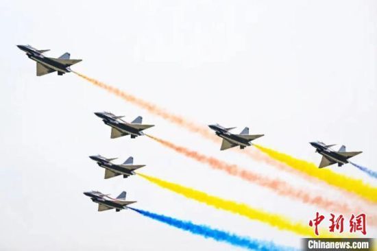 中國空軍“八一”飛行表演隊進(jìn)行飛行表演�！￡愺K旻　攝
