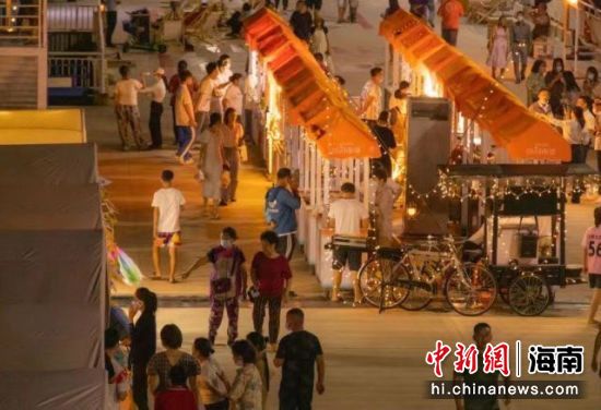 11月18日，“天涯碼頭落日市集”開市。圖文游客在市集流連。趙達(dá)瓊供圖