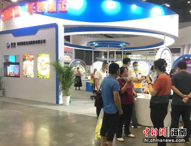11月24日，2022年中國（海南）國際海洋產(chǎn)業(yè)博覽會(huì)在�？谂e辦。圖為觀眾在澄邁展館參觀。鐘馨瑩供圖