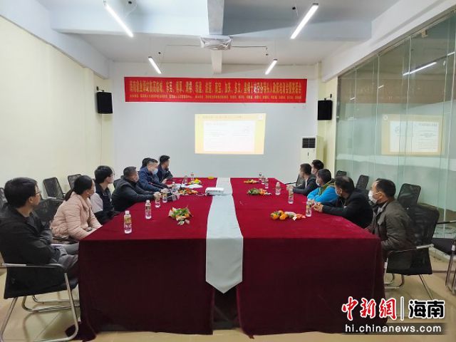 海南就業(yè)驛站臨高臨城站工作人員作政策宣講。顏海彪 攝