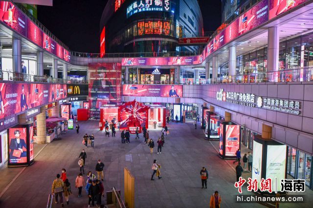 中免集團(tuán)�？谌赵聫V場店炫彩迎新春佳節(jié)。駱云飛攝