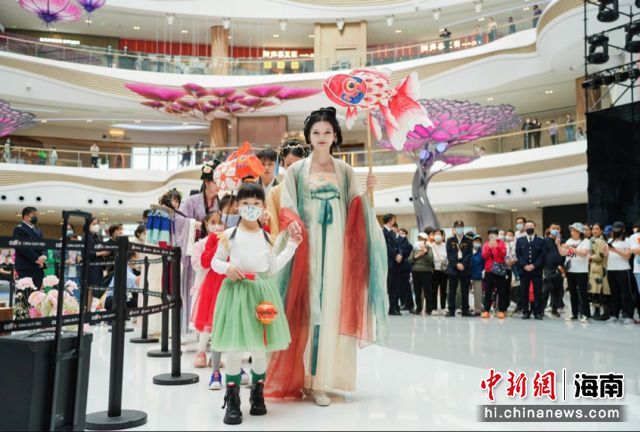 2月5日，cdf�？趪H免稅城舉辦“情定中免·愛上海口”換花音樂會。主辦方供圖