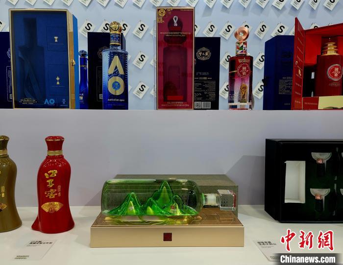2月23日，各種包裝外觀的白酒在�？谡钩觥！⊥鯐员蟆z