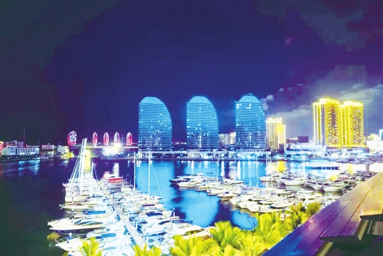 資料圖：三亞鴻洲游艇碼頭休閑街區(qū)夜景。三亞日報記者 胡擁軍 攝