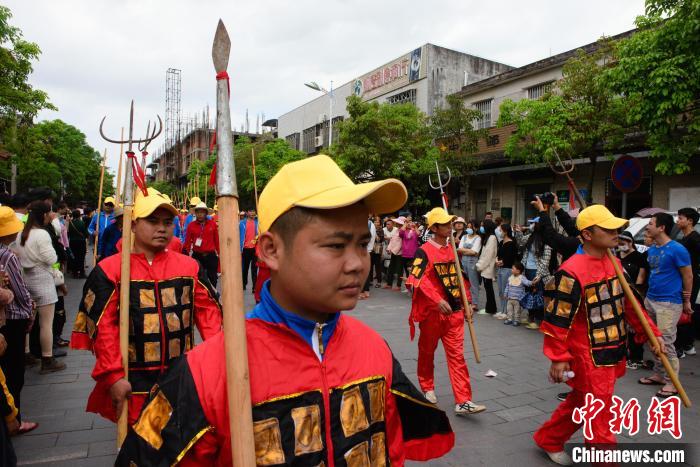 2月28日，�？谫蛉宋幕�(jié)活動現場，村民“裝軍”巡游�！×栝z