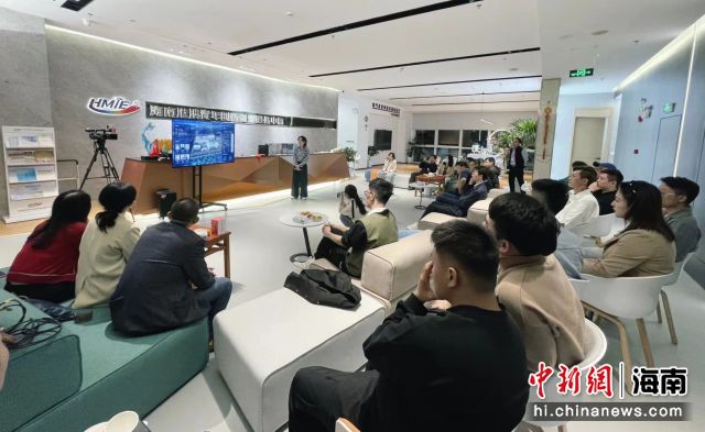 3月3日晚，共青團(tuán)�？谑形�、市委人才發(fā)展局、市稅務(wù)局、海南港澳青年創(chuàng)新創(chuàng)業(yè)服務(wù)中心聯(lián)合舉辦“緣起新�？凇ぶ饓�(mèng)自貿(mào)港”海口市瓊港澳創(chuàng)業(yè)青年交流沙龍活動(dòng)。共青團(tuán)�？谑形﹫D