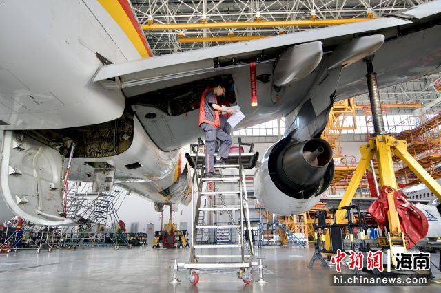 圖為海航技術(shù)旗下大新華飛機維修服務(wù)有限公司的機務(wù)維修人員對進境飛機進行檢修。海航技術(shù)供圖