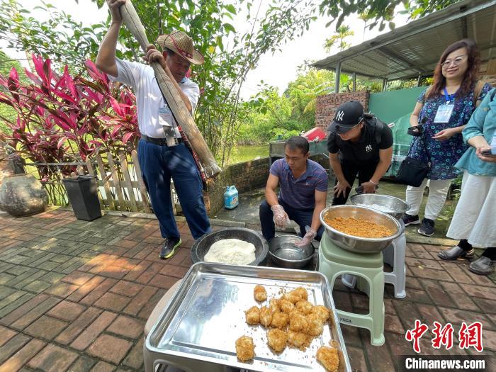 4月25日，臺(tái)灣少數(shù)民族同胞參訪團(tuán)來(lái)到海南萬(wàn)寧文通村，參訪團(tuán)成員陳誠(chéng)三在體驗(yàn)打糍粑�！≈熨R　攝