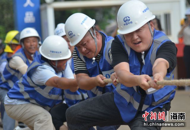 圖為：團(tuán)隊拔河比賽現(xiàn)場。吳天軍攝