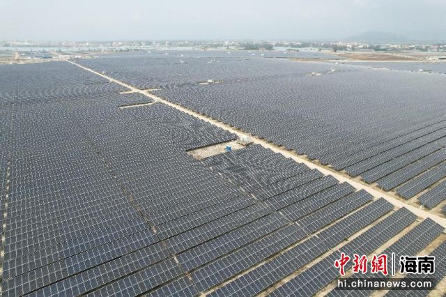 5月12日，�？啬茉代L歌海鹽場第二個100MW光伏項目成功實現(xiàn)全容量并網(wǎng)投產(chǎn)發(fā)電。海南控股供圖