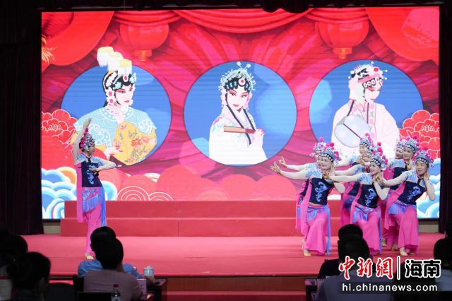 6月7日，在海南開放大學(xué)舉辦的“主題教育進社區(qū)”成果展演中，由澄邁縣社區(qū)教育學(xué)院學(xué)員帶來的舞蹈《戲說瓊崖》。海南開放大學(xué)供圖