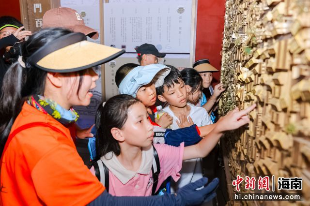 7月12日，2023年三亞崖州區(qū)“尋訪歷史古韻，體驗科技之光”研學(xué)活動在崖州區(qū)大小洞天旅游區(qū)等多地開展。劉芬供圖