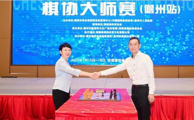 圖為開棋儀式。海南日?qǐng)?bào)記者王黎剛 攝
