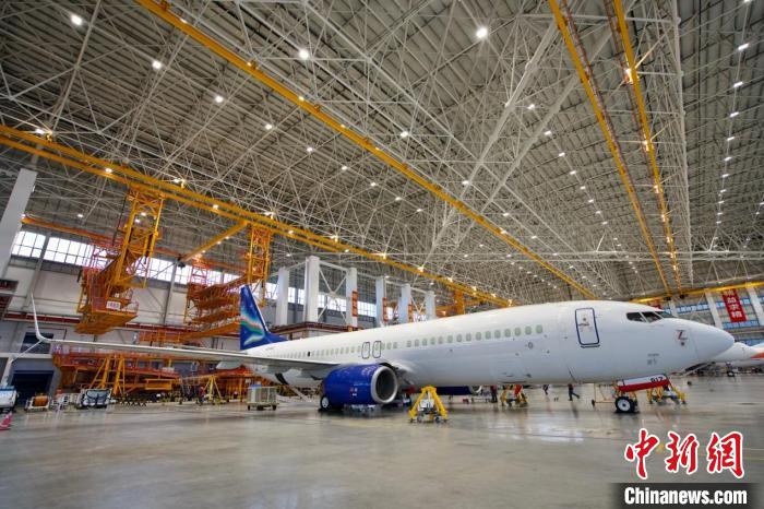 圖為來自冰島某租賃公司的波音737-800BCF飛機停放在海南自貿港一站式飛機維修產(chǎn)業(yè)基地定檢機庫內接受飛機維修。海航技術供圖