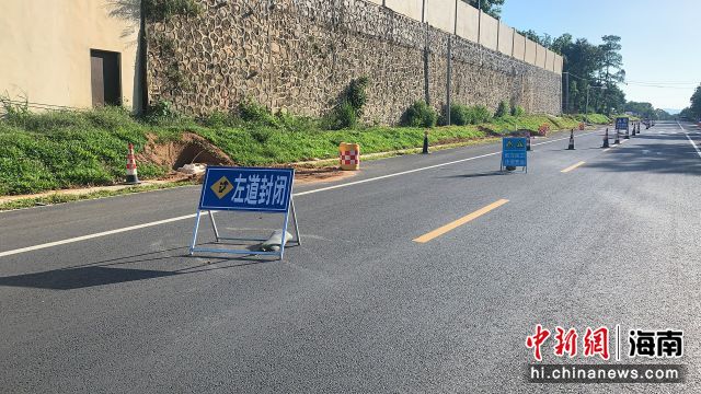 海南環(huán)島旅游公路正在穩(wěn)步施工，施工路段樹(shù)立醒目的通行提醒標(biāo)識(shí)牌。鐘芳瑞供圖