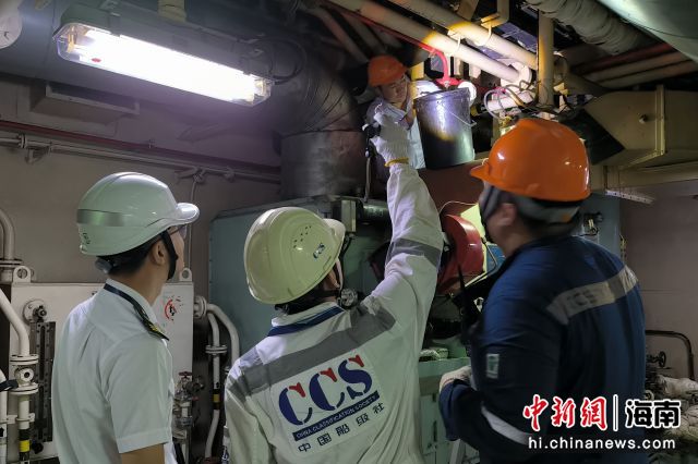 圖為洋浦海事局聯(lián)合欽州海事局、中國船級社海南分社對西部陸海新通道班輪“新�？凇陛唽�(shí)施“首次聯(lián)合檢查”。洋浦海事局供圖