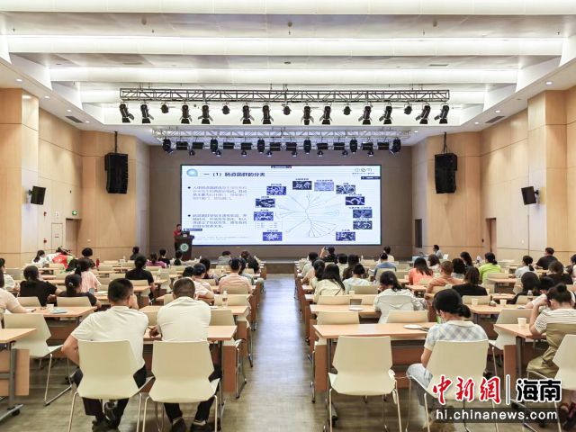 8月13日，海南省級繼續(xù)醫(yī)學(xué)教育項目“兒科臨床基礎(chǔ)培訓(xùn)班(第五期)暨2023海南省醫(yī)學(xué)會兒科學(xué)分會呼吸學(xué)組會議”在海南現(xiàn)代婦女兒童醫(yī)院舉行。符怡然 供圖