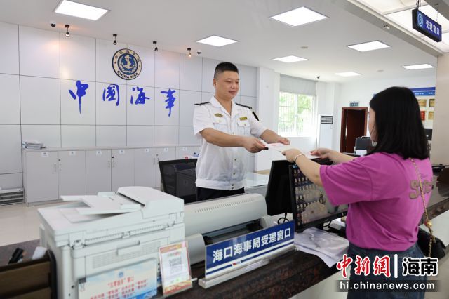 圖為海南聯(lián)核海洋工程有限公司成為海南首家享受海船轉籍登記“不停航辦證”服務便利政策的航運企業(yè)。�？诤Ｊ戮止﹫D