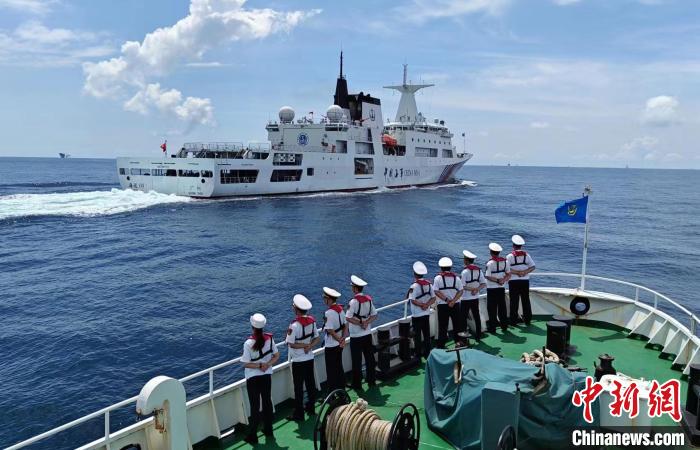9月19日，中國最大海巡船“海巡09”與北海海事局“海巡1005”在北部灣水域聯(lián)合巡航�！�(廣西海事局供圖)