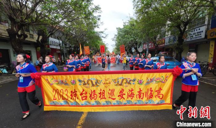 9月27日，2023年瓊臺(tái)媽祖文化交流活動(dòng)在海南臨高舉行。昆山媽祖分靈在兩岸信眾的簇?fù)硐逻M(jìn)行巡安。陳英清 攝