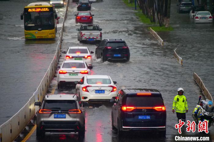 海口市等地連日出現(xiàn)降雨天氣，影響人們出行�！×栝� 攝